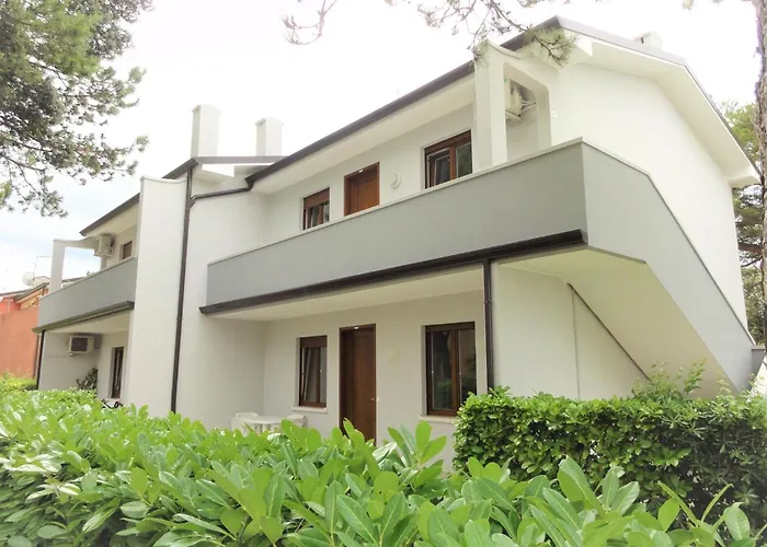 Bright Flat With Pool-beahost 비비오네